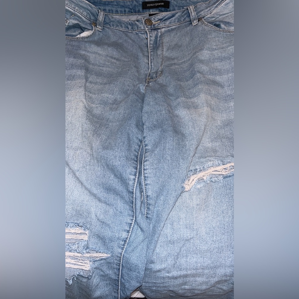 Great fitting light colored distressed denim!